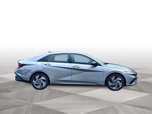 Used 2025 Hyundai Elantra Sport FWD image 9