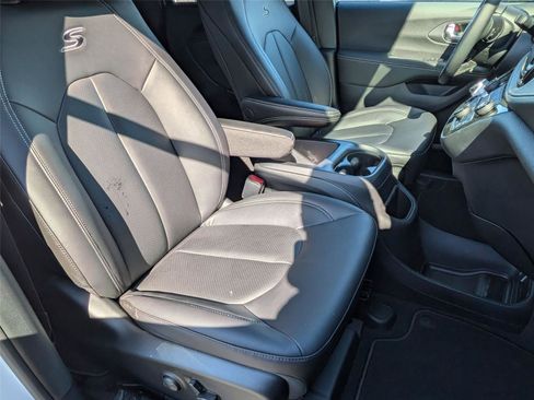 New 2026 Chrysler Pacifica Select AWD/4WD image 35