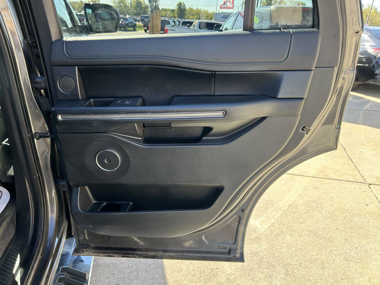 Used 2019 Ford Expedition XLT w/ Equipment Group 202A AWD/4WD image 16