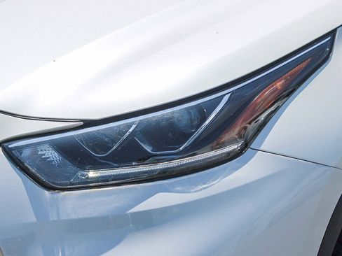 Used 2023 Toyota Highlander Limited FWD image 5