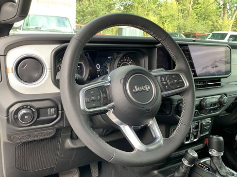 Used 2025 Jeep Wrangler Sahara image 33