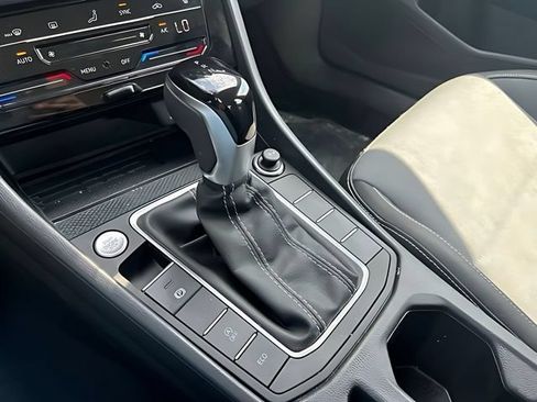 Used 2025 Volkswagen Jetta SE FWD image 33