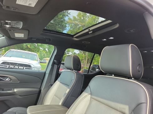 Used 2023 Chevrolet Traverse Premier FWD image 38