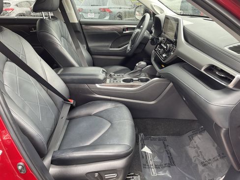 Used 2024 Toyota Highlander Platinum image 17