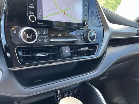 Used 2020 Toyota Highlander XLE AWD/4WD image 27