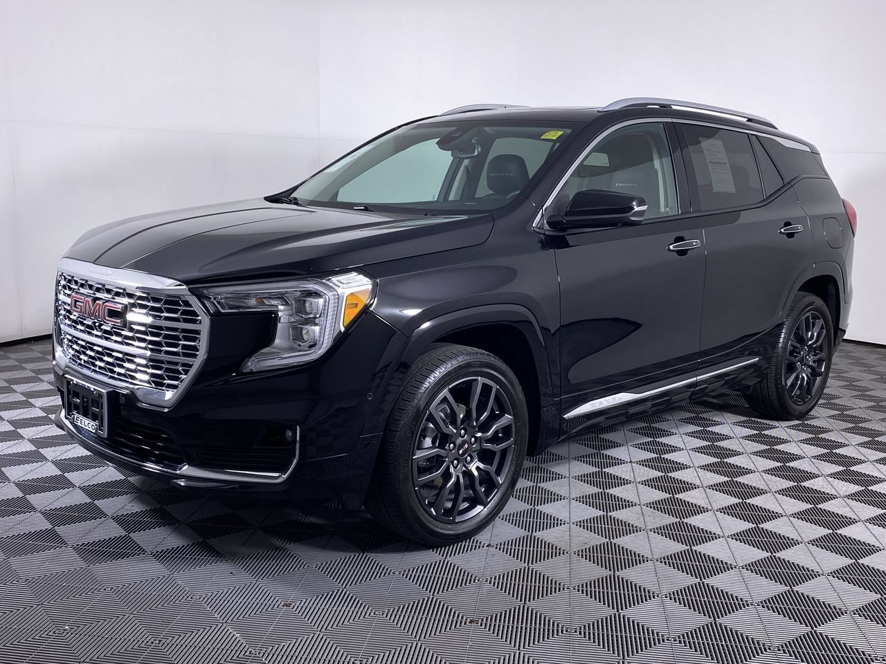 Used 2024 GMC Terrain Denali w/ Black Diamond Edition AWD/4WD image 18