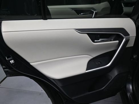 Used 2020 Toyota RAV4 XLE Premium image 16