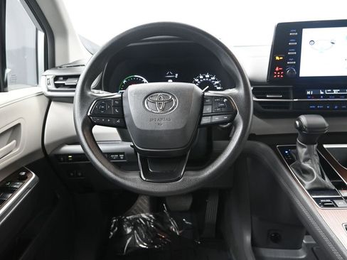 Used 2024 Toyota Sienna LE image 30