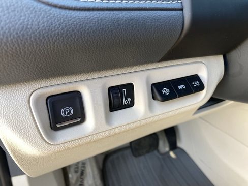 Used 2021 GMC Acadia Denali w/ Denali Technology Package FWD image 25