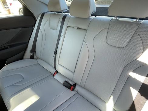 Used 2025 Hyundai Elantra Limited image 23