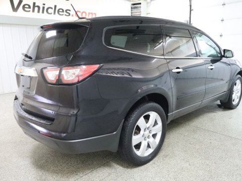 Used 2017 Chevrolet Traverse LT w/ Style and Technology Package FWD image 6