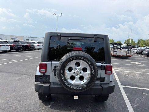 Used 2014 Jeep Wrangler Unlimited Sahara w/ Dual Top Group AWD/4WD image 6