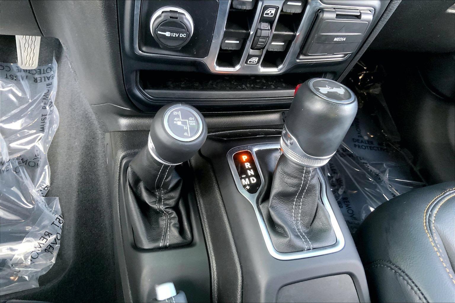 Used 2024 Jeep Wrangler Unlimited Sahara w/ Technology Group AWD/4WD image 16