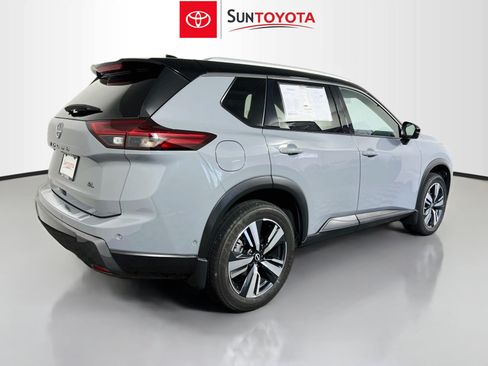 Used 2025 Nissan Rogue SL w/ SL Premium Package FWD image 4