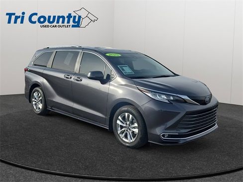 Used 2025 Toyota Sienna Limited image 1