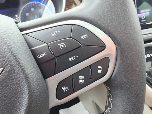 Used 2023 Chrysler Pacifica Limited FWD image 44