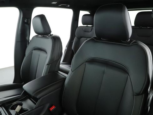 New 2025 Jeep Grand Cherokee Limited w/ Black Appearance Package image 4