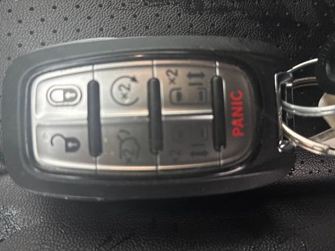 Used 2024 Chrysler Pacifica Touring-L image 28