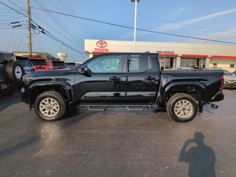 Used 2024 Toyota Tacoma SR5 AWD/4WD image 2