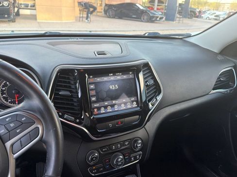 Used 2020 Jeep Cherokee Limited FWD image 2