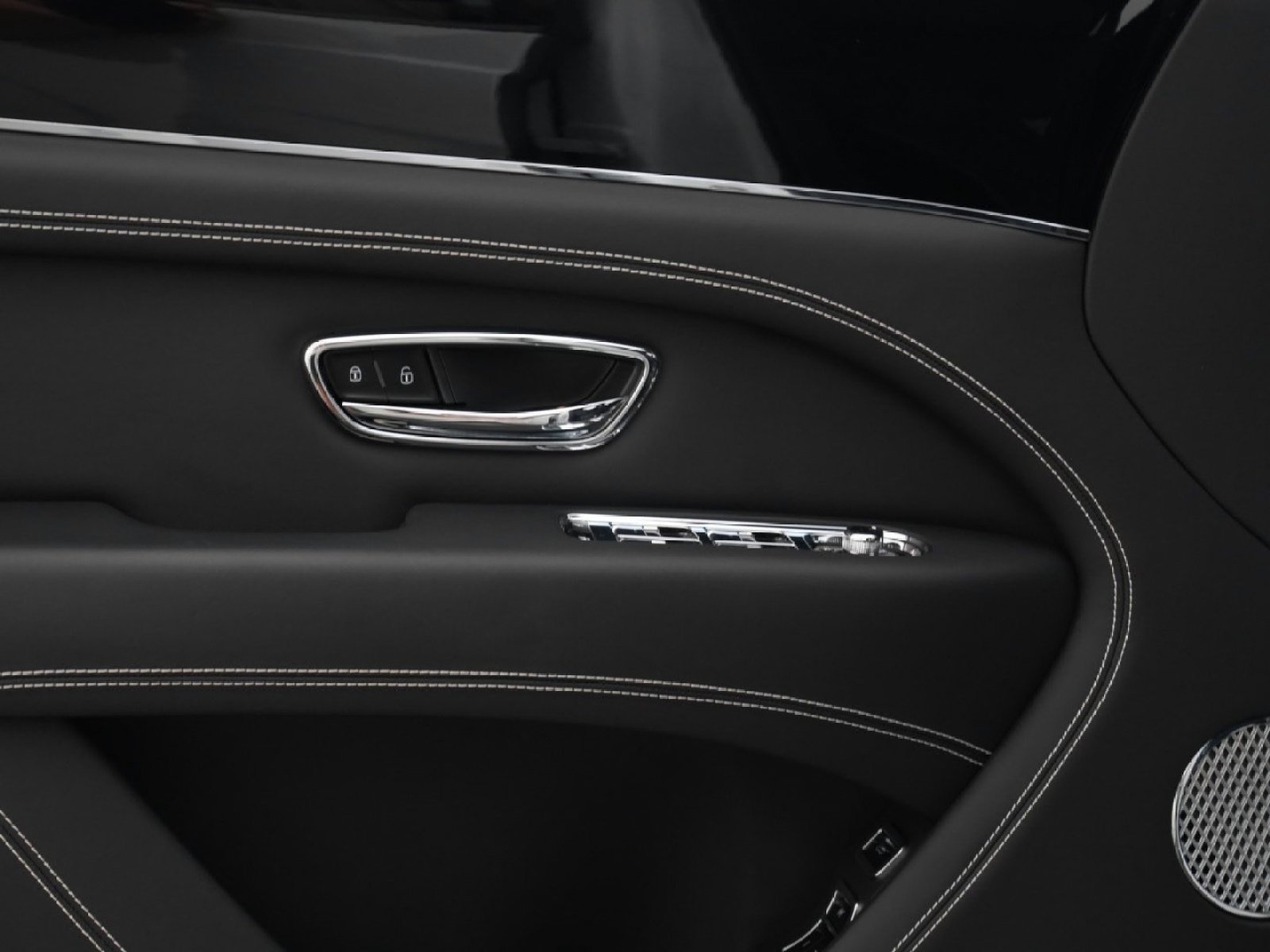 Used 2024 Bentley Bentayga AWD/4WD image 12