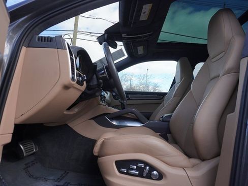 Used 2020 Porsche Cayenne Turbo image 37