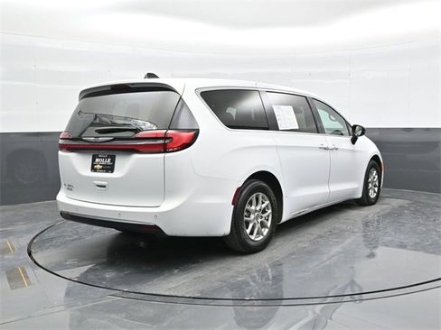 Used 2024 Chrysler Pacifica Touring-L image 6