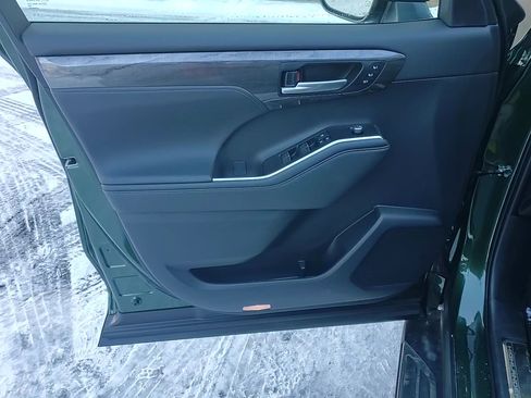 New 2025 Toyota Highlander Platinum image 10