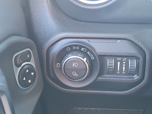 Used 2020 Jeep Gladiator Overland image 26