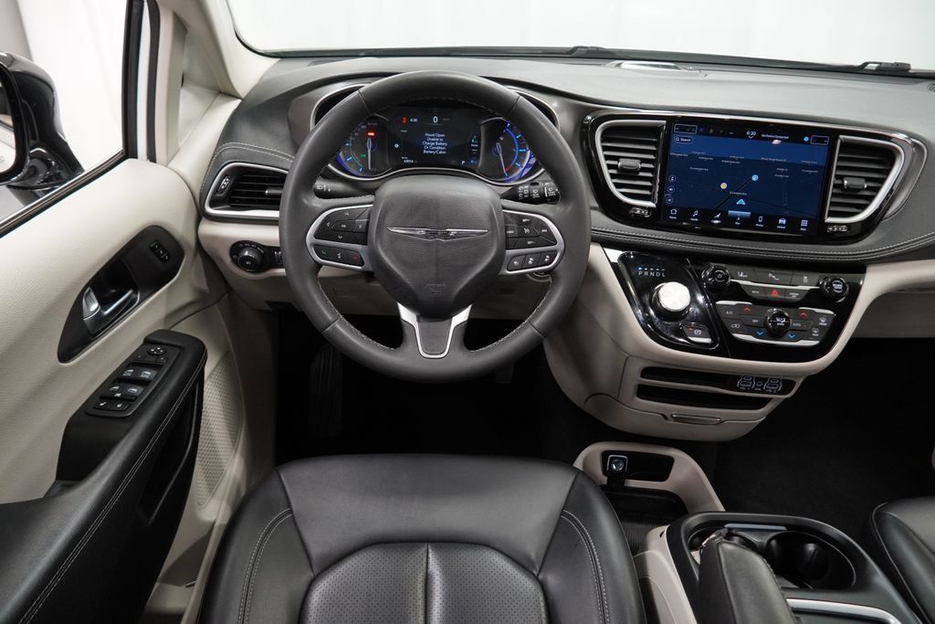 Used 2024 Chrysler Pacifica Limited FWD image 16