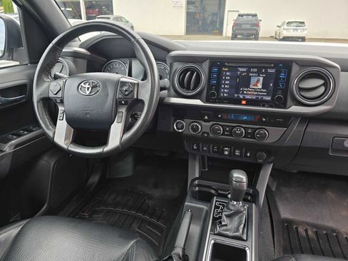 Used 2019 Toyota Tacoma TRD Off-Road AWD/4WD image 11