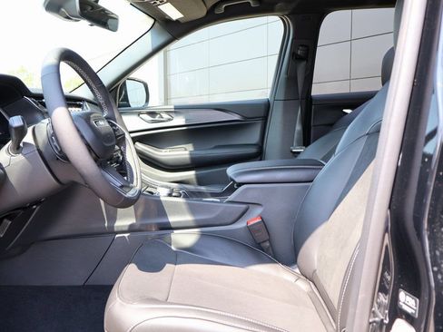 New 2025 Jeep Grand Cherokee Altitude image 23