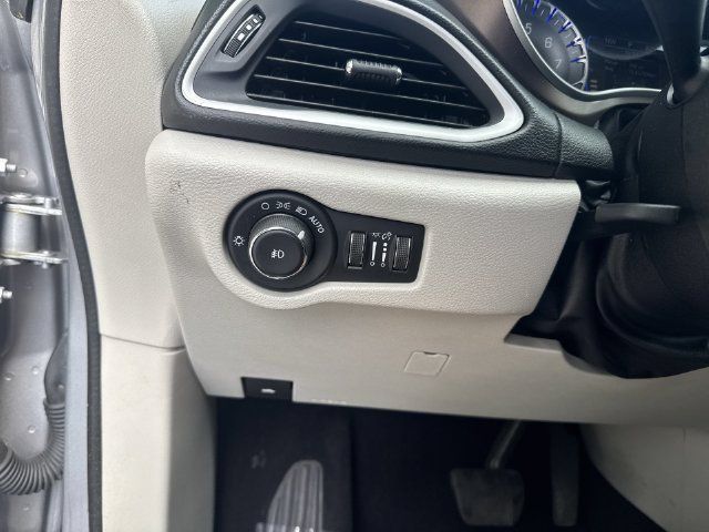 Used 2018 Chrysler Pacifica Touring-L FWD image 27