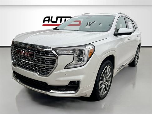 Used 2024 GMC Terrain Denali w/ Denali Premium Package image 3