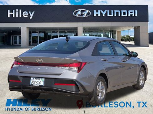 Certified 2025 Hyundai Elantra SE FWD image 4