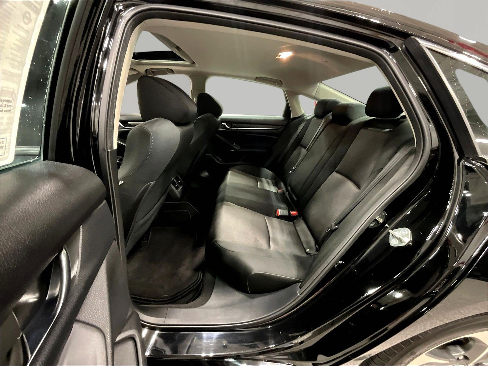 Used 2018 Honda Accord EX image 22