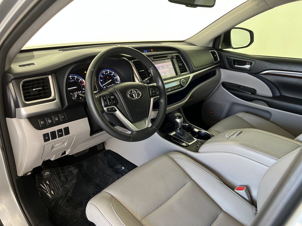 Used 2015 Toyota Highlander Limited w/ Driver Technology Package AWD/4WD image 19