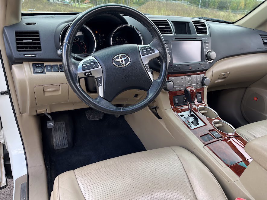 Used 2011 Toyota Highlander Limited w/ Tow Pkg FWD image 10