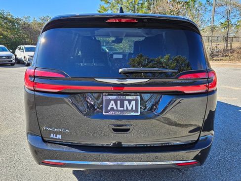 Used 2023 Chrysler Pacifica Touring-L image 12