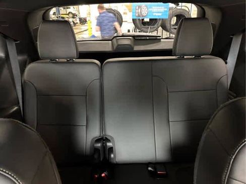 Used 2023 Chevrolet Traverse LT image 30
