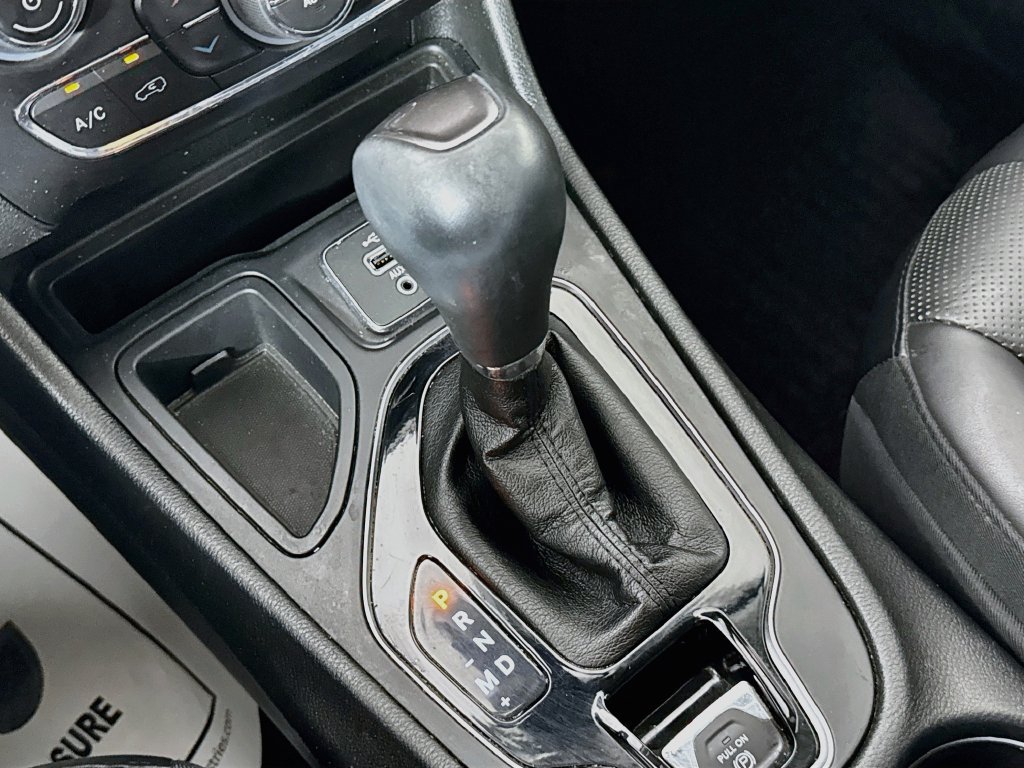Used 2019 Jeep Cherokee Limited FWD image 20