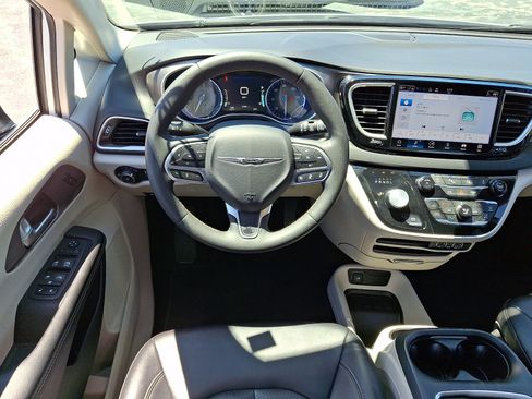 Used 2024 Chrysler Pacifica Touring-L FWD image 12