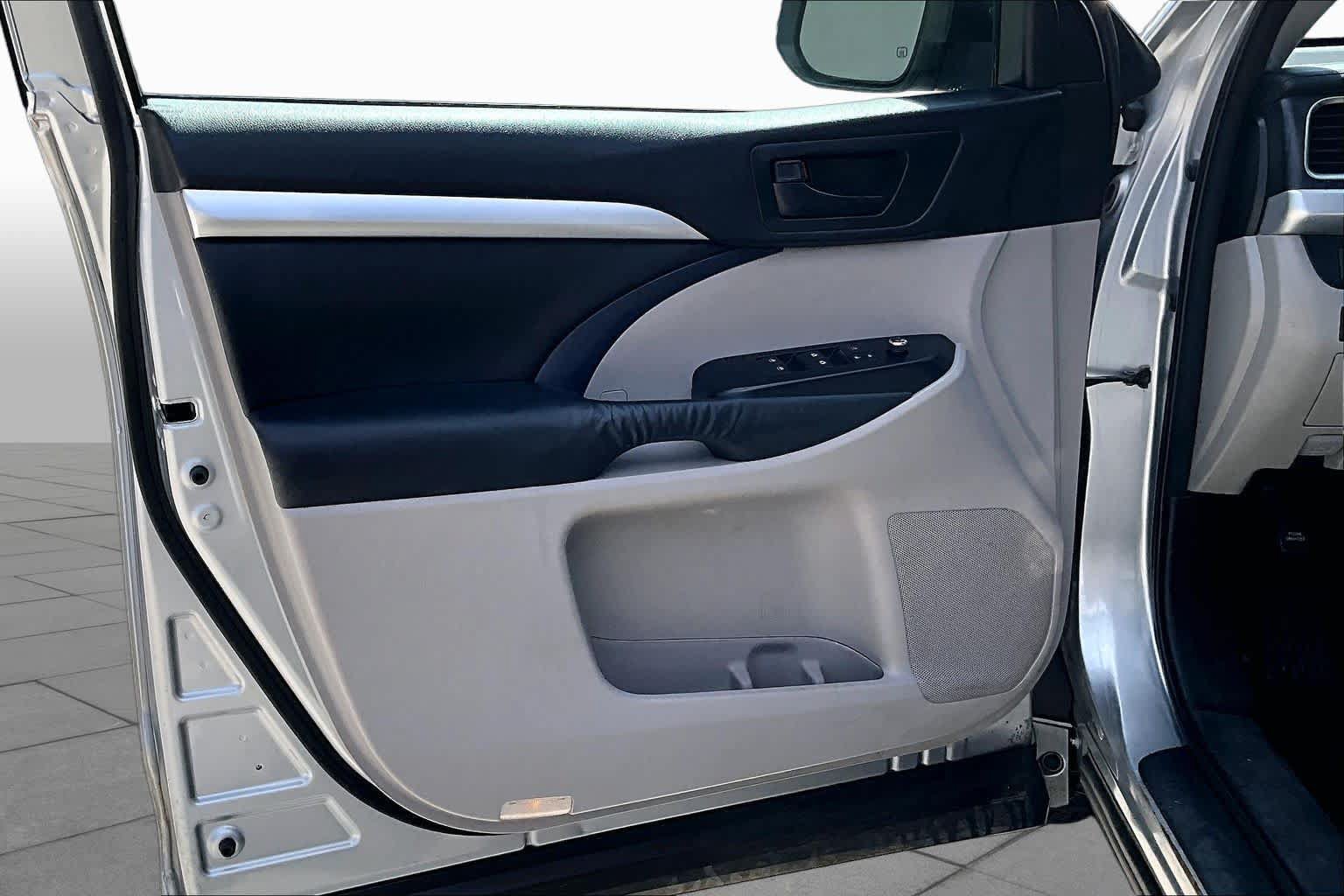 Used 2014 Toyota Highlander Plus AWD/4WD image 20