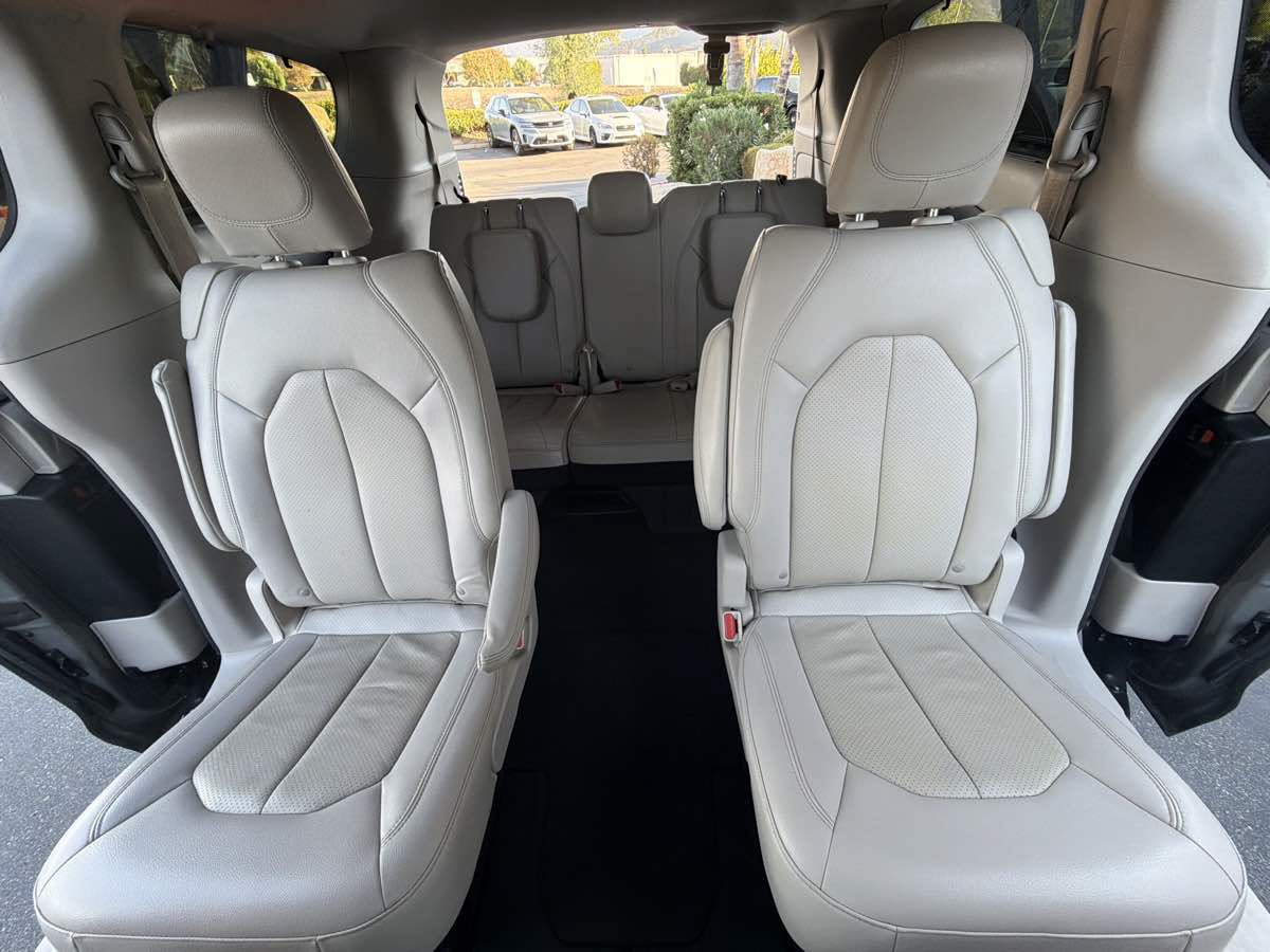 Used 2021 Chrysler Pacifica Touring-L FWD image 28
