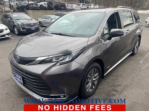 Used 2021 Toyota Sienna XLE image 1