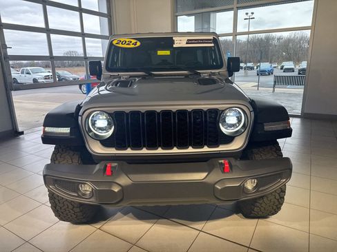 Used 2024 Jeep Wrangler Rubicon image 2