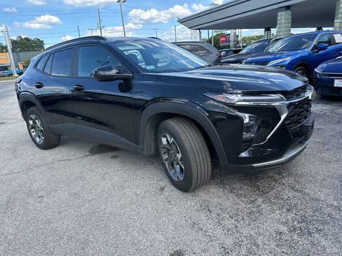 Used 2025 Chevrolet Trax LT w/ LT Convenience Package FWD image 2