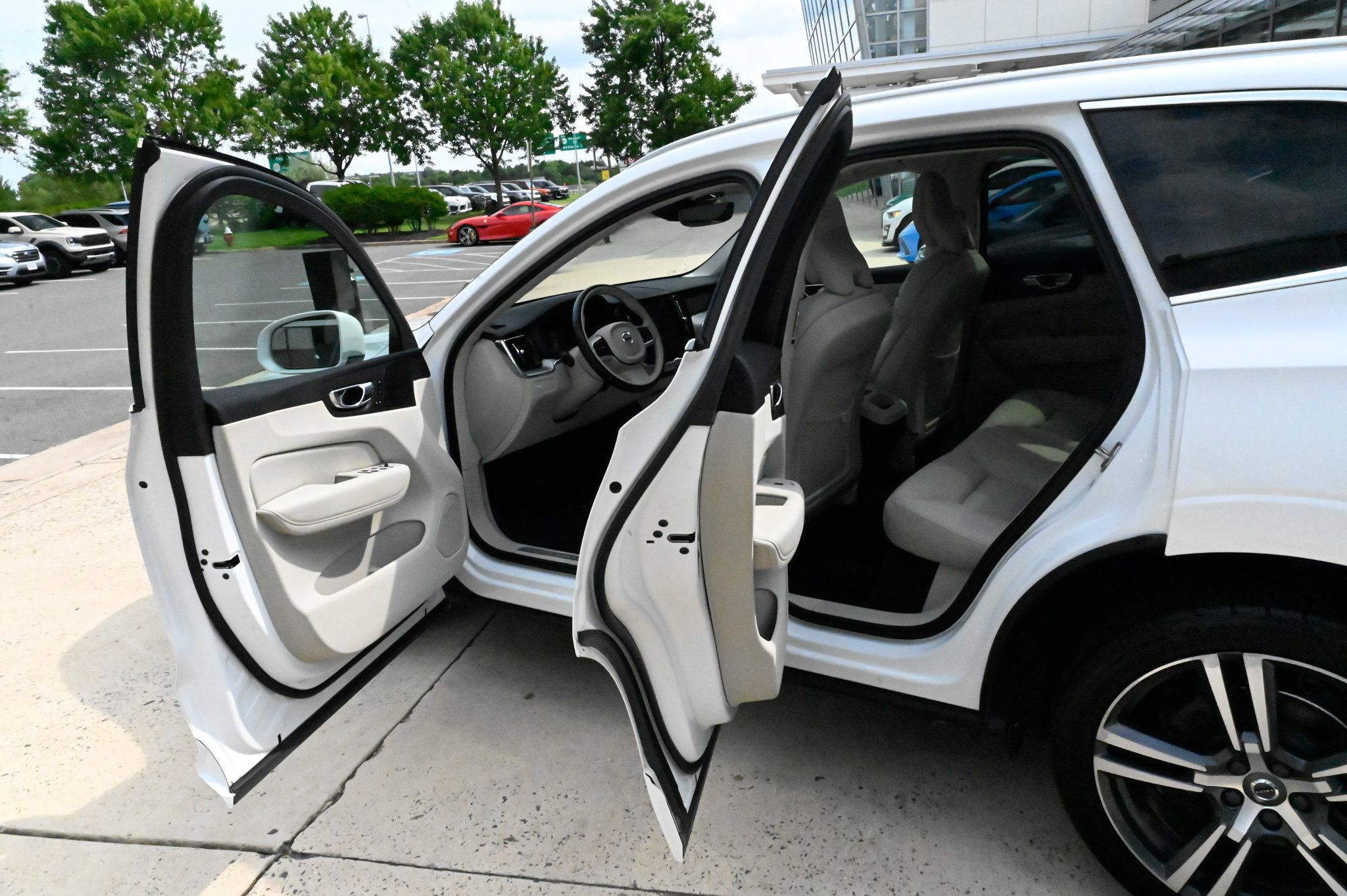 Used 2019 Volvo XC60 T5 Momentum w/ Multimedia Package AWD/4WD image 34