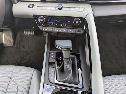 New 2025 Hyundai Elantra Limited image 18