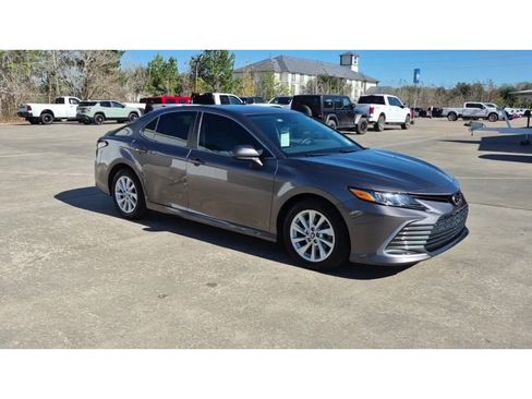 Used 2022 Toyota Camry LE image 2